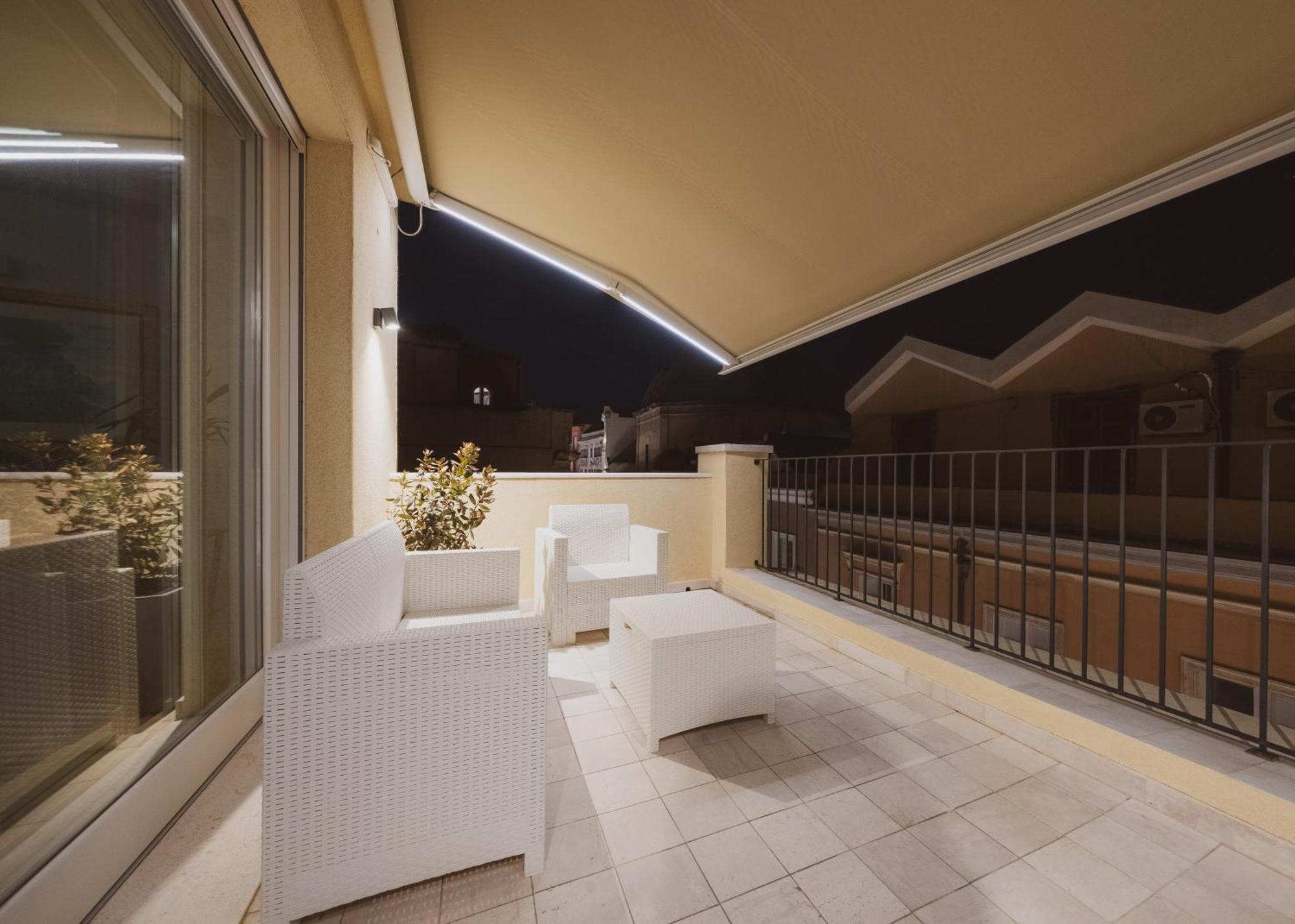 Luxury Suite La Terrazza In Pieno Centro In Кальяри Экстерьер фото