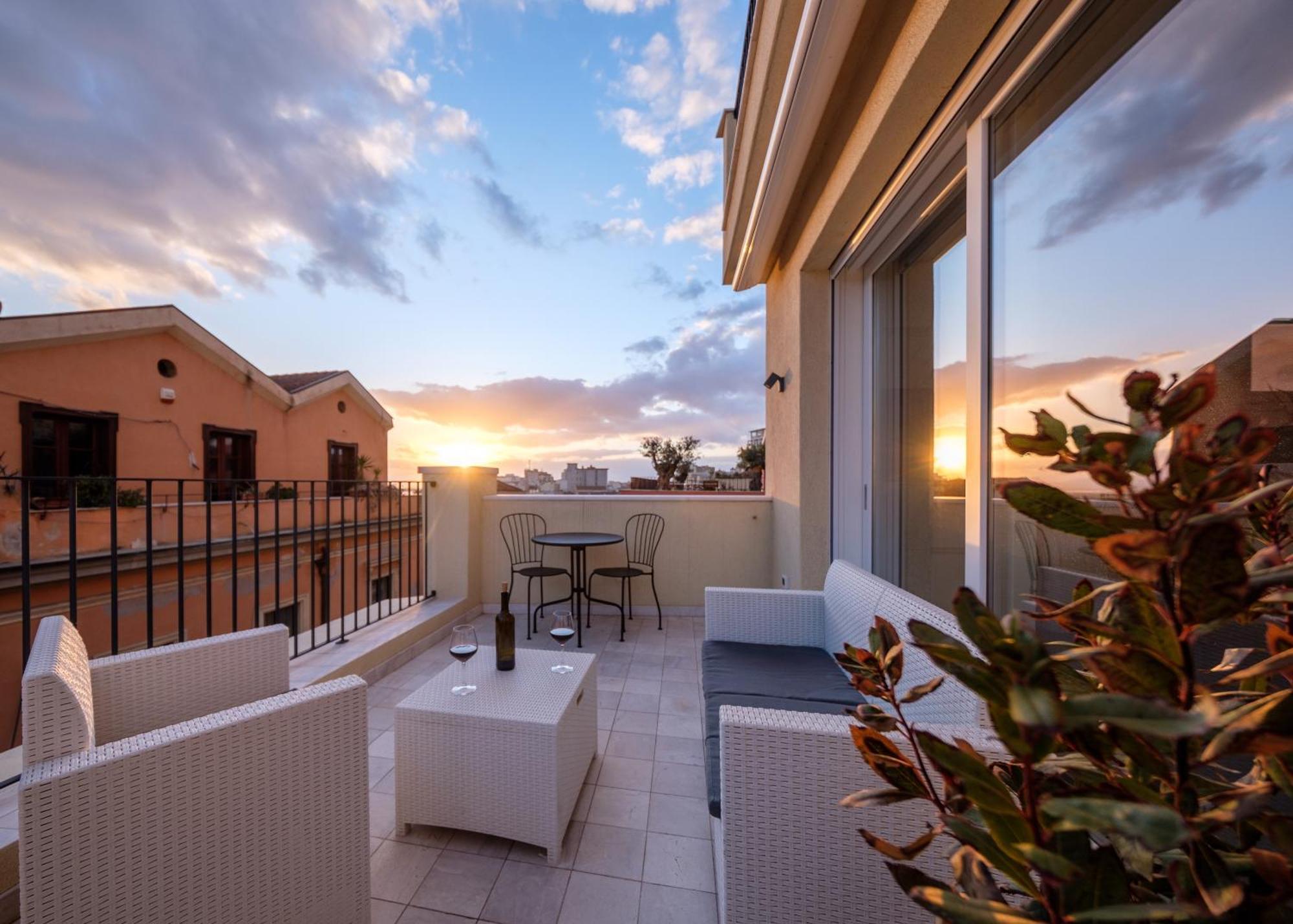 Luxury Suite La Terrazza In Pieno Centro In Кальяри Экстерьер фото